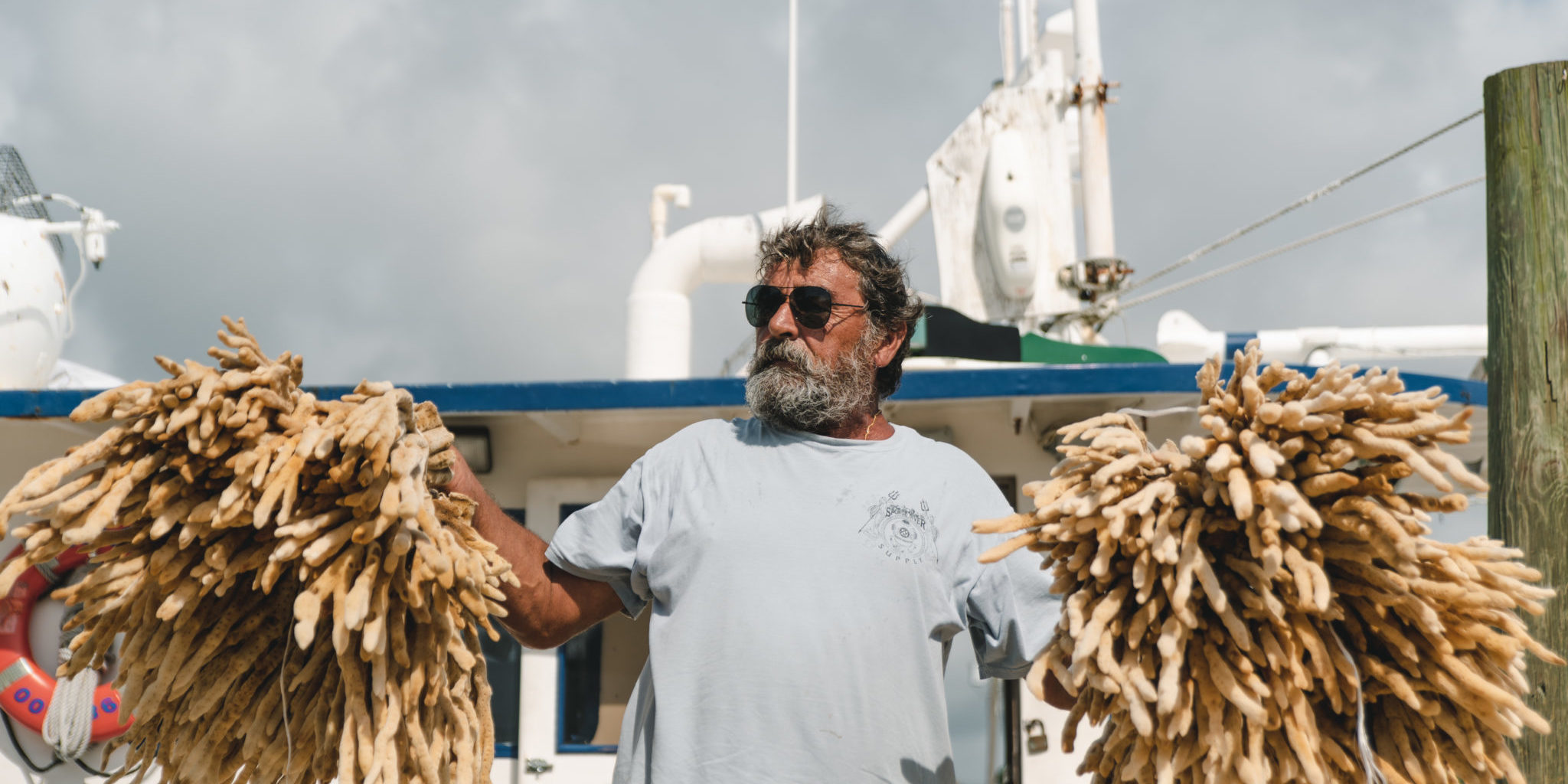 2_Sam_Silver_Sponge_Diver_2019_photo_contest (1) Sponger displaying his catch